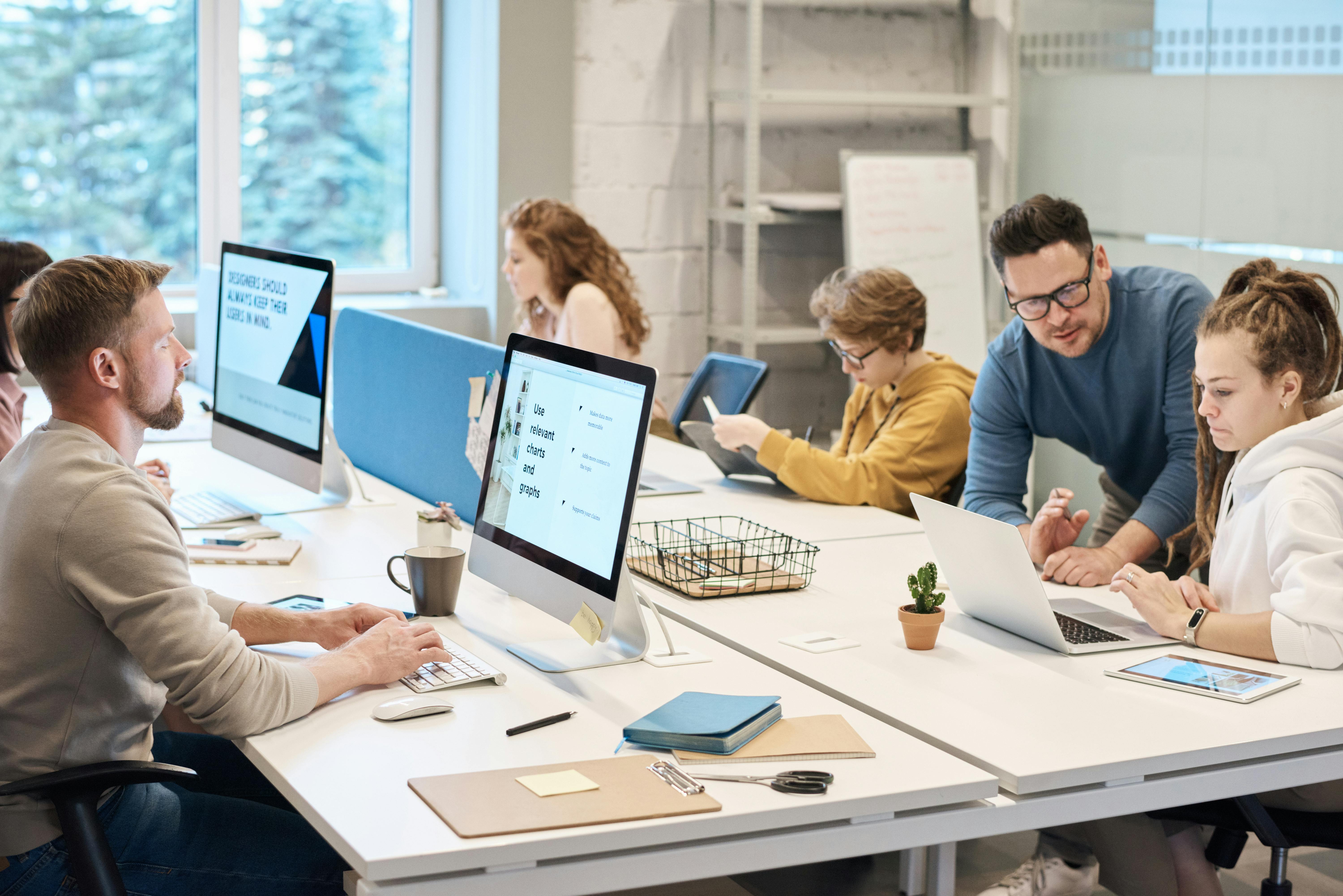 Un gruppo di persone lavora usando soluzioni cloud dal proprio terminale