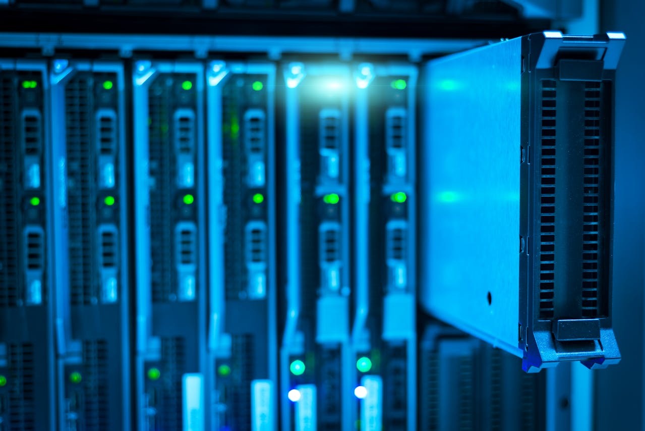 Una foto con dei server in un datacenter