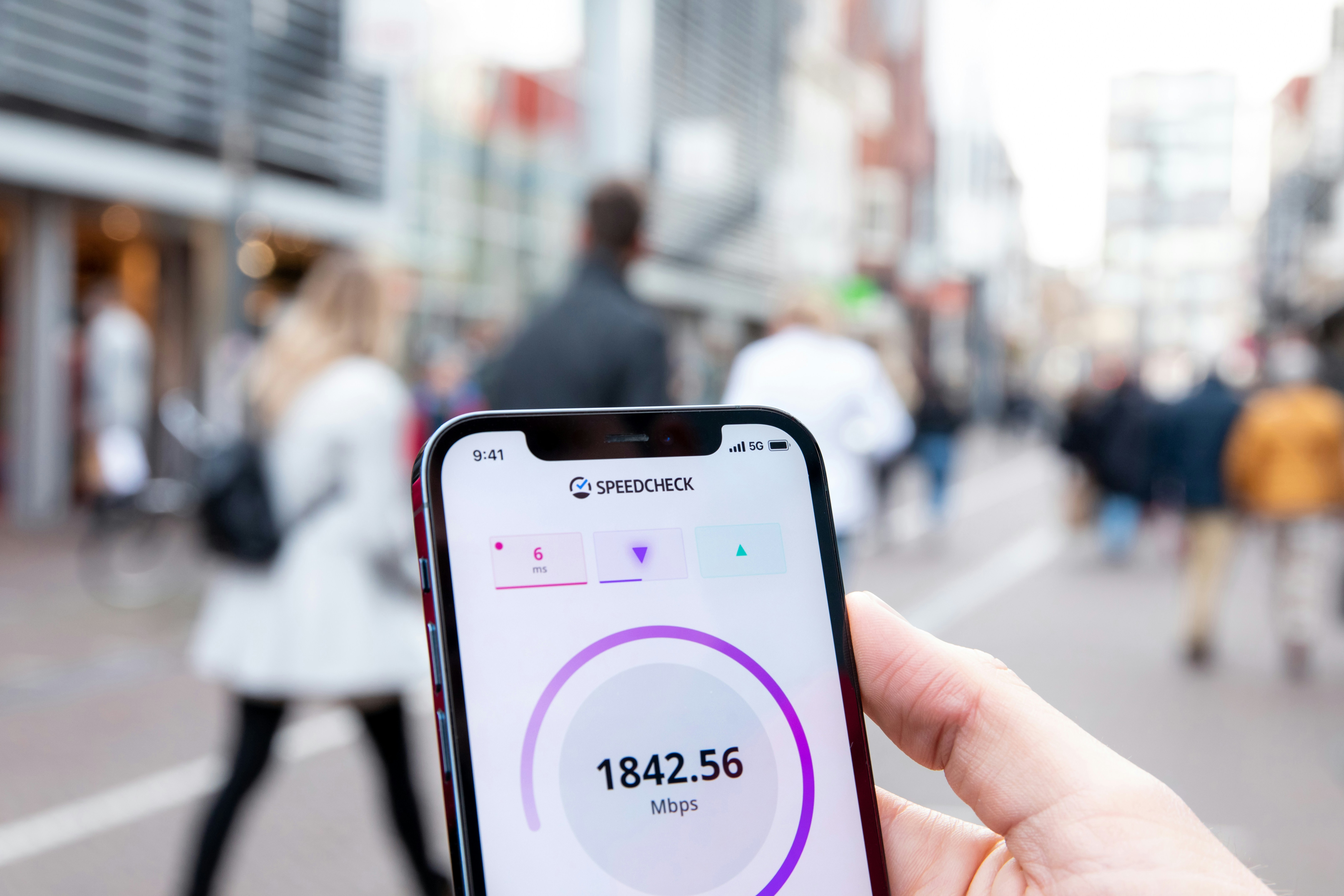 Uno smartphone con i risultati di uno speedtest